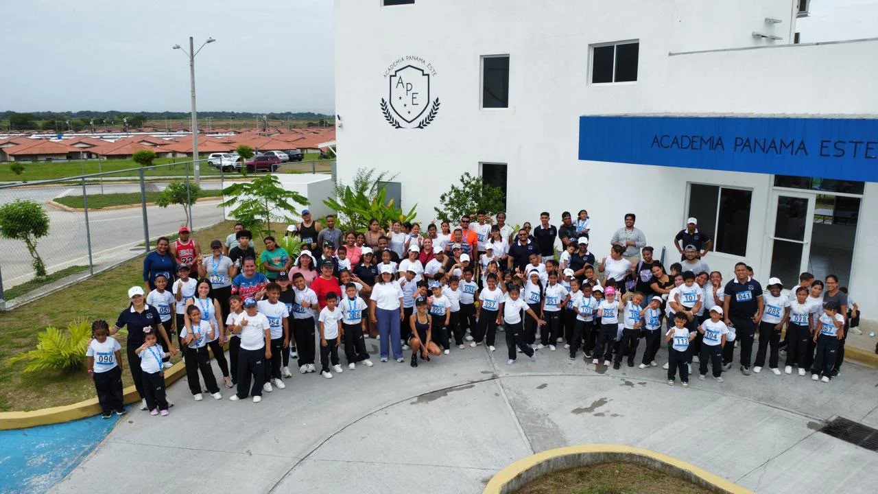 La comunidad de Academia Panamá Este reunida frente al campus