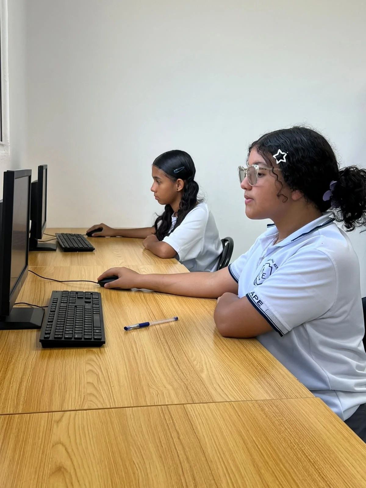 Estudiantes trabajando con computadoras