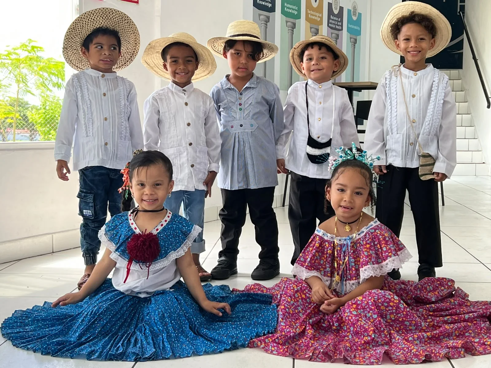 Estudiantes celebrando una actividad cultural
